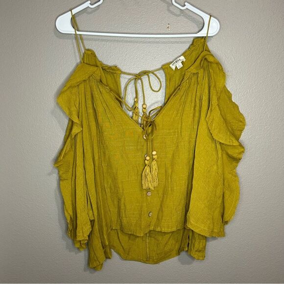 Umgee Tops - Umgee mustard yellow cold shoulder ruffle sleeve top size large